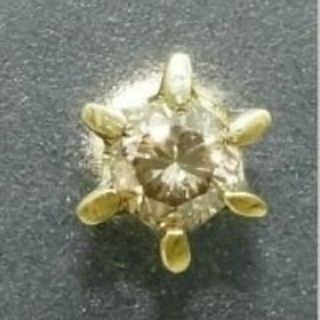 三越(ミツコシ)のk18/0.2ct/希少シャンパンブラウンダイヤ/6爪/ピアス レディースのアクセサリー(ピアス)の商品写真