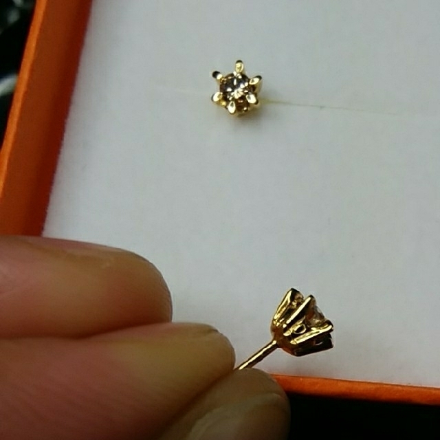 三越(ミツコシ)のk18/0.2ct/希少シャンパンブラウンダイヤ/6爪/ピアス レディースのアクセサリー(ピアス)の商品写真