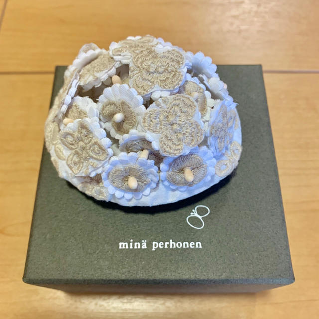 mina perhonen(ミナペルホネン)のmina perhonen フラワーブローチ レディースのアクセサリー(ブローチ/コサージュ)の商品写真