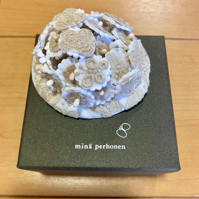 mina perhonen(ミナペルホネン)のmina perhonen フラワーブローチ レディースのアクセサリー(ブローチ/コサージュ)の商品写真