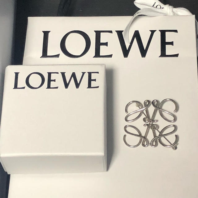 LOEWE(ロエベ)のロエベ ブローチ レディースのアクセサリー(ブローチ/コサージュ)の商品写真