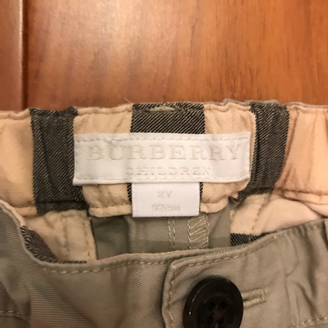 BURBERRY(バーバリー)のさとみうさま専用 Burberry ベージュ チノパン 90 キッズ/ベビー/マタニティのキッズ服男の子用(90cm~)(パンツ/スパッツ)の商品写真