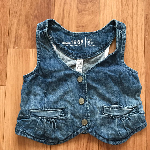 babyGAP(ベビーギャップ)のベビーギャップ デニムベスト 95 キッズ/ベビー/マタニティのキッズ服女の子用(90cm~)(ジャケット/上着)の商品写真