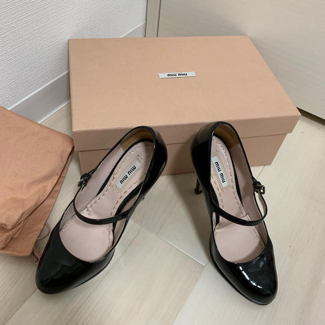 miumiu(ミュウミュウ)のmiumiu エナメルパンプス ブラック 34 1/2 22.5cm レディースの靴/シューズ(ハイヒール/パンプス)の商品写真