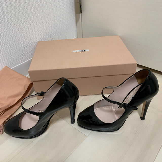 miumiu(ミュウミュウ)のmiumiu エナメルパンプス ブラック 34 1/2 22.5cm レディースの靴/シューズ(ハイヒール/パンプス)の商品写真