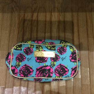 ベッツィジョンソン(BETSEY JOHNSON)のベッツィジョンソン薔薇柄 未使用ポーチ(ポーチ)