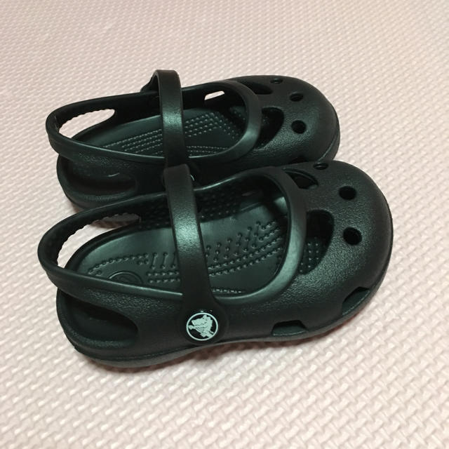 crocs(クロックス)のクロックス・黒・ブラック・12cm キッズ/ベビー/マタニティのベビー靴/シューズ(~14cm)(サンダル)の商品写真