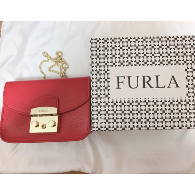 FURLAメトロポリス 赤ショルダーバッグ