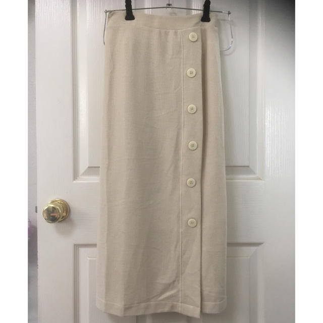 しまむら(シマムラ)の新品しまむらワッフルボタンロングタイトスカートL淡肌色 レディースのスカート(ロングスカート)の商品写真
