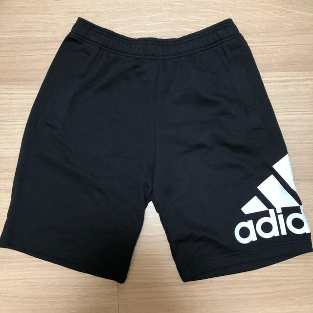 adidas(アディダス)の新品！ アディダス スウェット ハーフパンツ ビッグロゴ Mサイズ ブラック メンズのパンツ(ショートパンツ)の商品写真