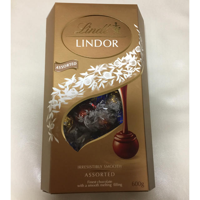 Lindt(リンツ)のLINDT LINDOR リンツ リンドール アソート600g 食品/飲料/酒の食品(菓子/デザート)の商品写真