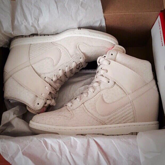 NIKE WMNS DUNKSKYHI