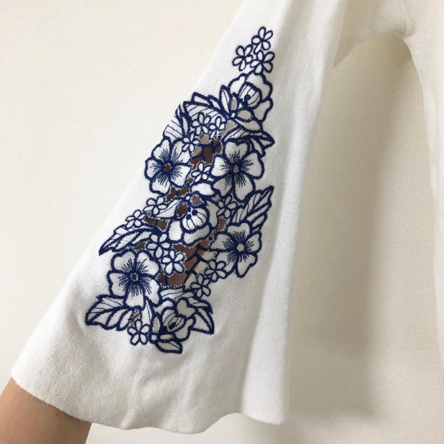 anatelier(アナトリエ)のアナトリエベルスリーブ ニットお花刺繍 カットワークレース 白 レディースのトップス(ニット/セーター)の商品写真