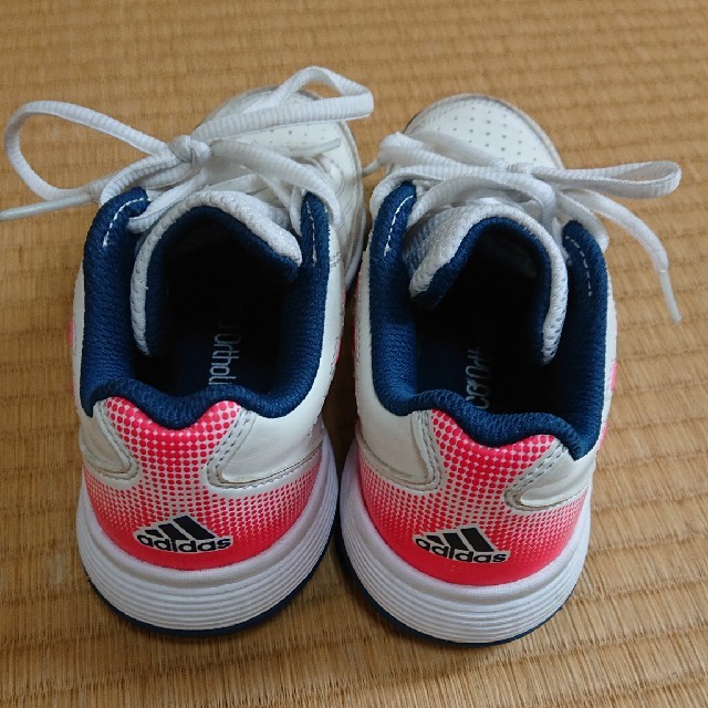 adidas(アディダス)のアディダス 17.5cm キッズ/ベビー/マタニティのキッズ靴/シューズ(15cm~)(スニーカー)の商品写真