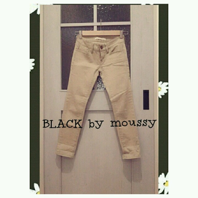 BLACK by moussy(ブラックバイマウジー)のmoussy♡ｱﾝｸﾙ丈ﾍﾞｰｼﾞｭPT レディースのパンツ(チノパン)の商品写真