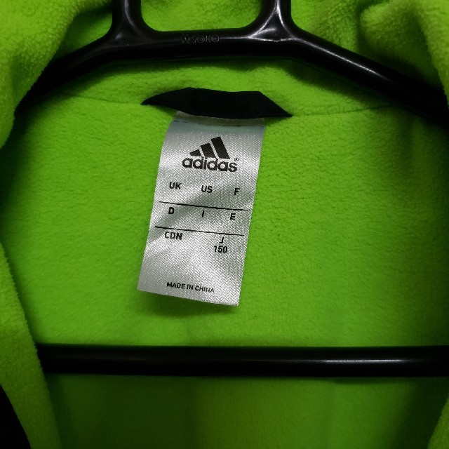 adidas(アディダス)のadides 　ネオングリーン×ブラック　コート　size150 キッズ/ベビー/マタニティのキッズ服男の子用(90cm~)(コート)の商品写真