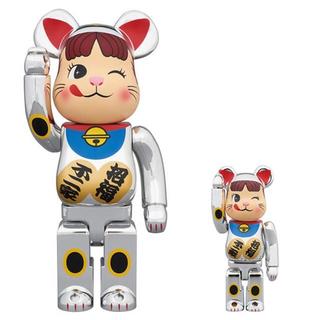 フジヤ(不二家)の込　BE@RBRICK 招き猫 ペコちゃん 銀メッキ (その他)