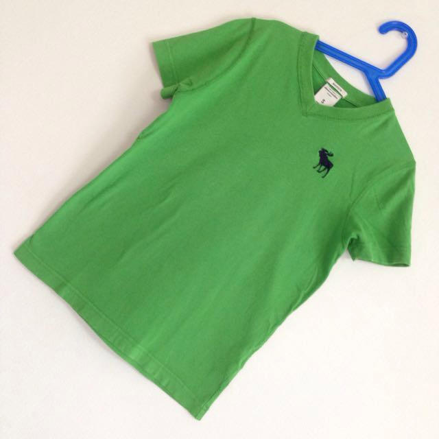 Abercrombie&Fitch(アバクロンビーアンドフィッチ)のアバクロ VネックTシャツ 【S】 キッズ/ベビー/マタニティのキッズ服男の子用(90cm~)(Tシャツ/カットソー)の商品写真