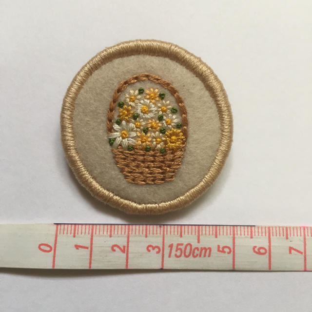 225.お花の刺繍ブローチ✴︎受注製作 ハンドメイドのアクセサリー(コサージュ/ブローチ)の商品写真