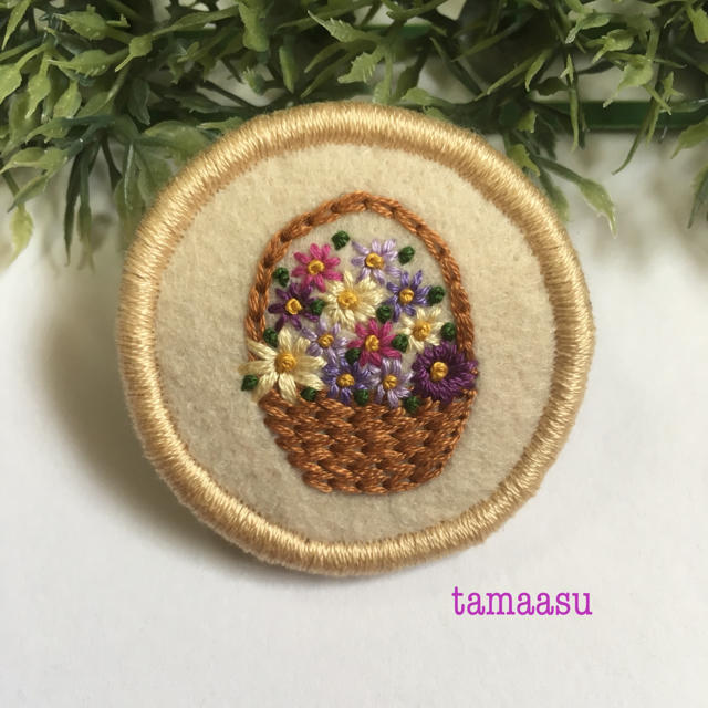 226.お花の刺繍ブローチ✴︎受注製作 ハンドメイドのアクセサリー(コサージュ/ブローチ)の商品写真