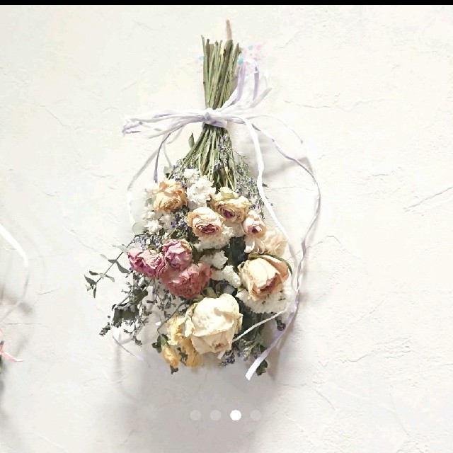ホワイト薔薇とスイートピーのスワッグ ハンドメイドのフラワー/ガーデン(ドライフラワー)の商品写真