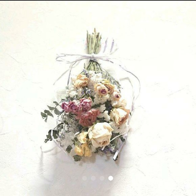 ホワイト薔薇とスイートピーのスワッグ ハンドメイドのフラワー/ガーデン(ドライフラワー)の商品写真
