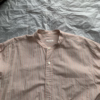 コモリ(COMOLI)のcomoli ピンクストライプ バンドカラーシャツ(シャツ)