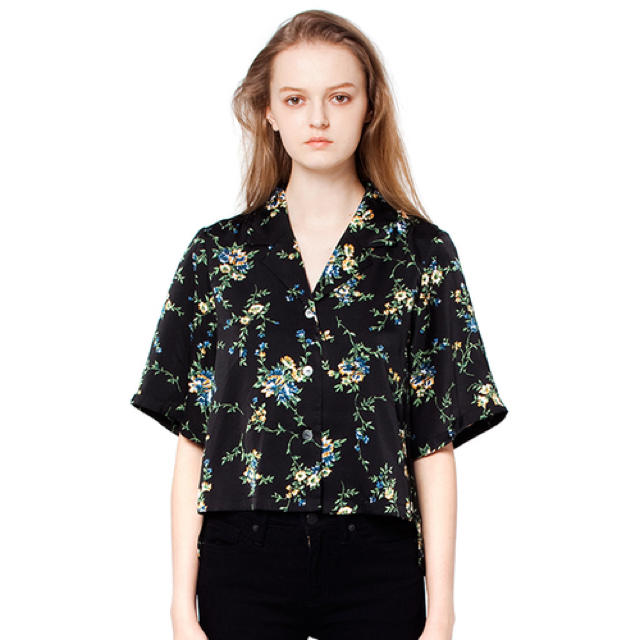 Ameri VINTAGE(アメリヴィンテージ)のCLANE BACK PLEATS ROOM FLOWER SHIRT レディースのトップス(シャツ/ブラウス(半袖/袖なし))の商品写真