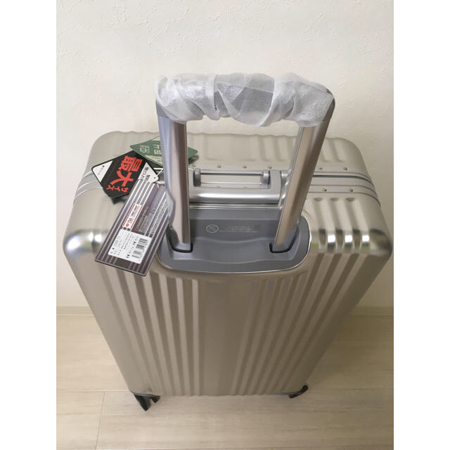 【未使用】レジェンドウォーカー アルミスーツケース 82Lシルバー 静音8輪 メンズのバッグ(トラベルバッグ/スーツケース)の商品写真