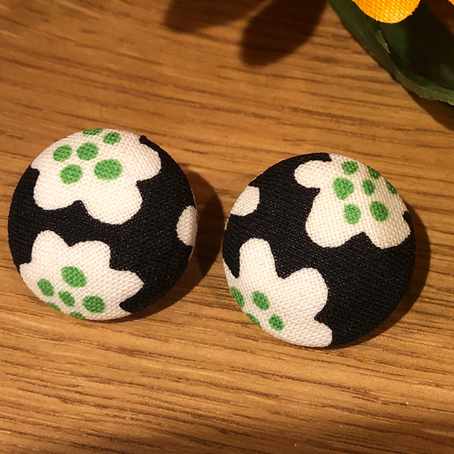 marimekko(マリメッコ)のchii様専用✩.*˚プケッティ くるみボタン ピアス ハンドメイドのアクセサリー(ピアス)の商品写真