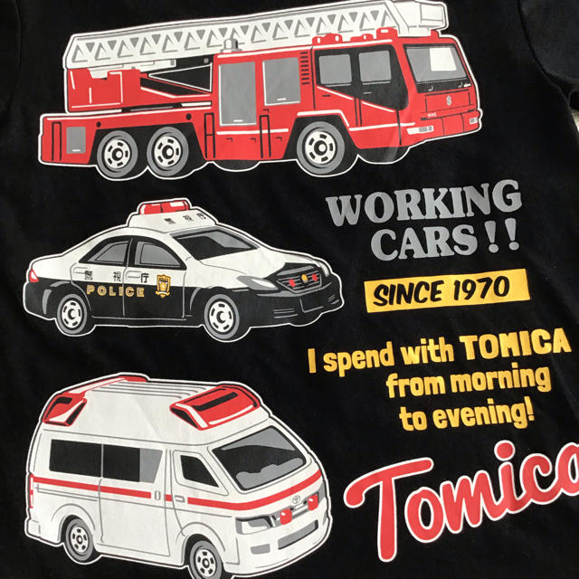 Takara Tomy(タカラトミー)の★【 110 】トミカ 緊急車両 Tシャツ 黒 キッズ/ベビー/マタニティのキッズ服男の子用(90cm~)(Tシャツ/カットソー)の商品写真