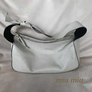 ミュウミュウ(miumiu)の miumiu リボンハンド ホワイトベージュ×ブラック(ハンドバッグ)