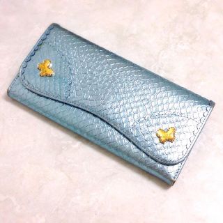 アナスイ(ANNA SUI)のメタリックライトブルー 型押し長財布(財布)