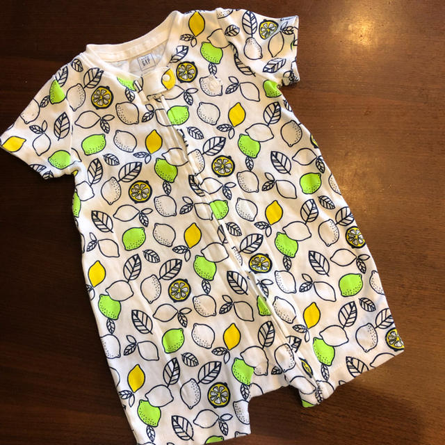 babyGAP(ベビーギャップ)の《訳あり》レモン柄ロンパース キッズ/ベビー/マタニティのベビー服(~85cm)(ロンパース)の商品写真