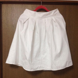 ジーユー(GU)のGU トレンド白スカート(ひざ丈スカート)