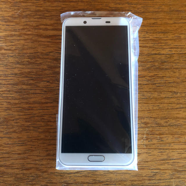 SHARP(シャープ)のAQUOS SH-01L WHITE スマホ/家電/カメラのスマートフォン/携帯電話(スマートフォン本体)の商品写真