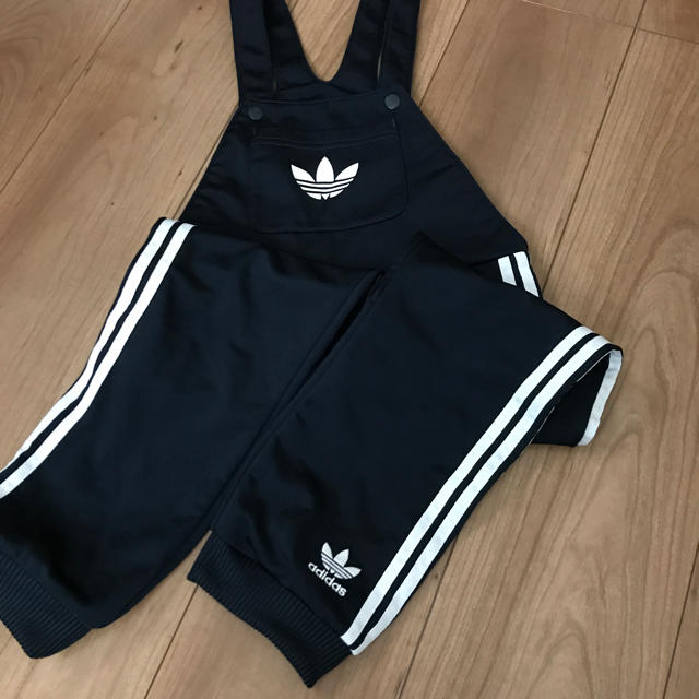 adidas(アディダス)の未使用】adidas ジャージ素材つなぎ オーバーオール100 キッズ/ベビー/マタニティのキッズ服男の子用(90cm~)(パンツ/スパッツ)の商品写真