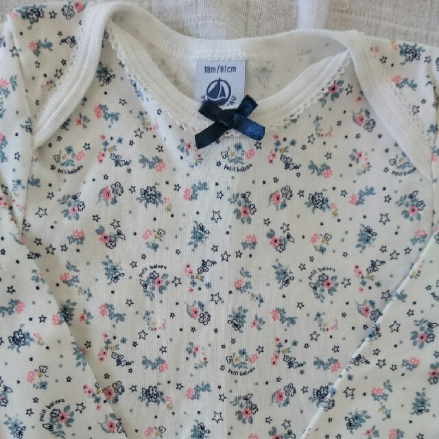 PETIT BATEAU(プチバトー)の美品  プチバトー  ロンパース キッズ/ベビー/マタニティのベビー服(~85cm)(ロンパース)の商品写真