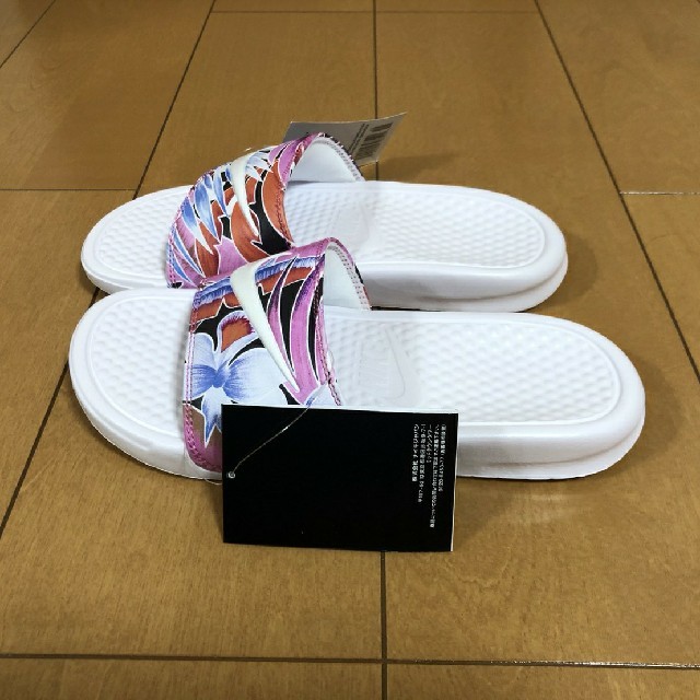 NIKE(ナイキ)のNIKE ナイキ ベナッシ サンダル ウィメンズ 花柄 25 レディースの靴/シューズ(サンダル)の商品写真