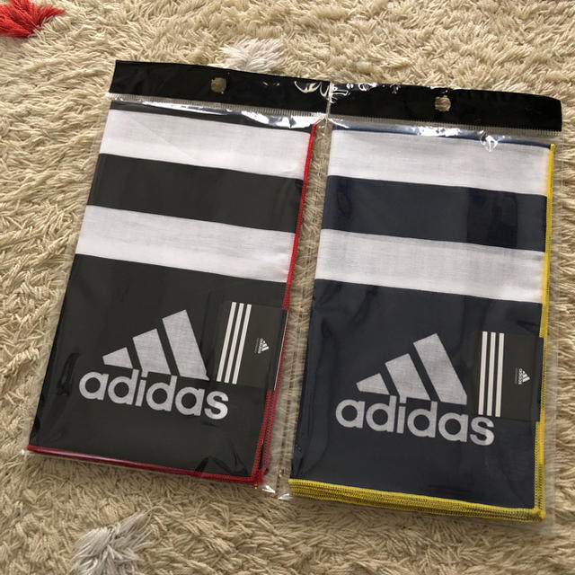 adidas(アディダス)の未開封♪  adidas  ハンカチ  2枚 キッズ/ベビー/マタニティのこども用ファッション小物(その他)の商品写真