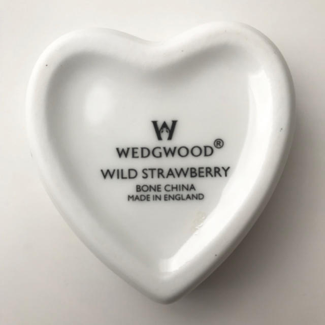 WEDGWOOD(ウェッジウッド)のWEDGWOOD ウエッジウッド ワイルドストロベリー ハート小物入れ インテリア/住まい/日用品のインテリア小物(小物入れ)の商品写真