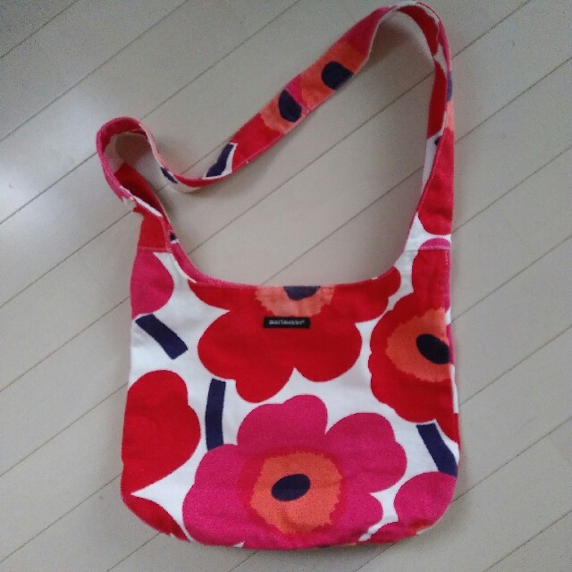 marimekko(マリメッコ)の〈お値下げ！〉マリメッコ　ウニッコ柄ショルダーバック レディースのバッグ(ショルダーバッグ)の商品写真