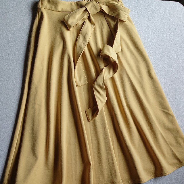 GU(ジーユー)のカラーフレアスカート GU レディースのスカート(ひざ丈スカート)の商品写真