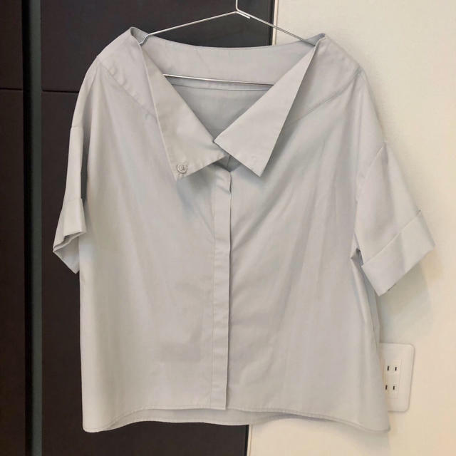 Chesty(チェスティ)のakiki/2way design shirts ♡新品未使用 レディースのトップス(シャツ/ブラウス(半袖/袖なし))の商品写真
