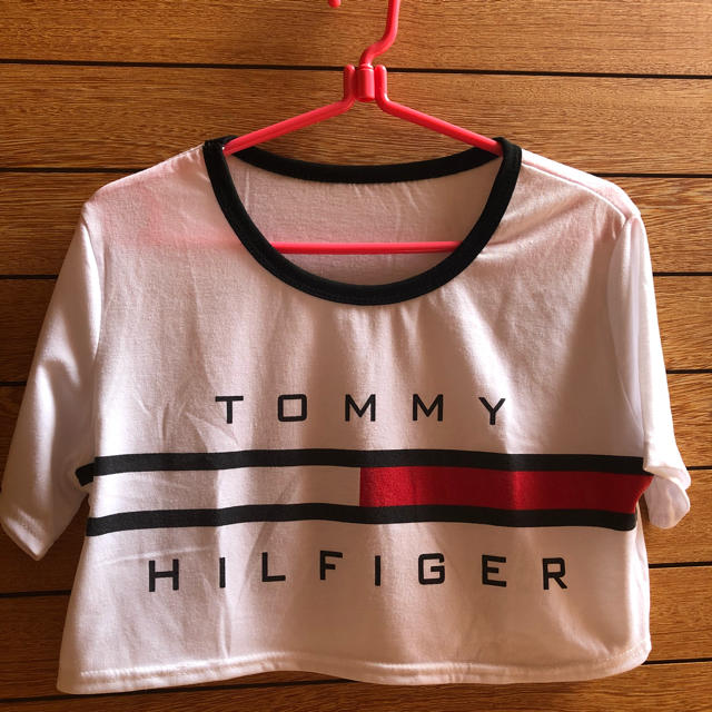 TOMMY HILFIGER(トミーヒルフィガー)のトミーヒルフィガー ショート丈トップス レディースのトップス(Tシャツ(半袖/袖なし))の商品写真