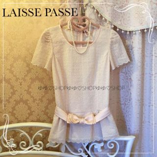 レッセパッセ(LAISSE PASSE)のペプラムリボンベルトペプラム刺繍トップス(シャツ/ブラウス(半袖/袖なし))