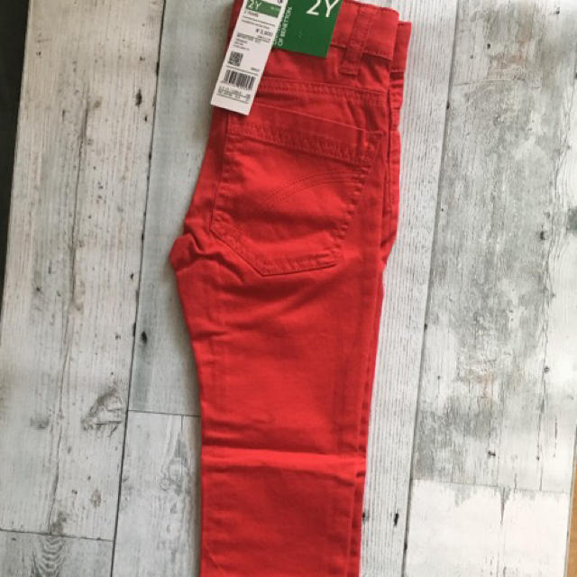 BENETTON(ベネトン)の☆新品☆ レッドパンツ　 キッズ/ベビー/マタニティのキッズ服男の子用(90cm~)(パンツ/スパッツ)の商品写真