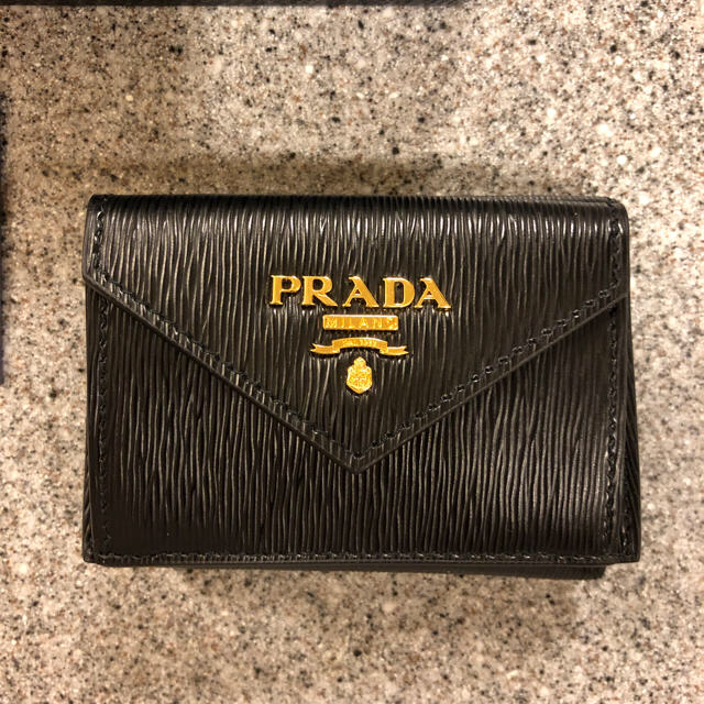 PRADA ミニ財布 本物 黒