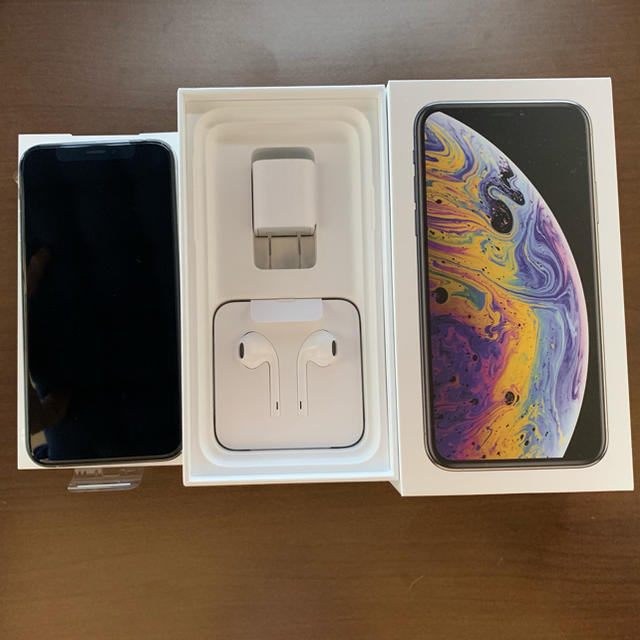 iPhone(アイフォーン)のiPhone XS シルバー 64GB 新品未使用！ スマホ/家電/カメラのスマートフォン/携帯電話(スマートフォン本体)の商品写真