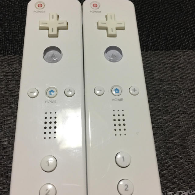 Wii(ウィー)のwii  リモコン 3本 ドンキーゴングリターンズ エンタメ/ホビーのゲームソフト/ゲーム機本体(家庭用ゲーム機本体)の商品写真